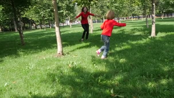 Hijita feliz corriendo hacia su madre. Movimiento lento — Vídeos de Stock