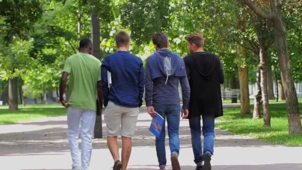 Faculdade de estudantes caminhando juntos no campus. câmara lenta — Vídeo de Stock