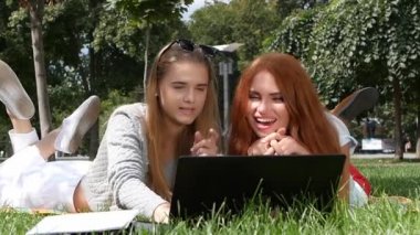 Üniversite parkında wifi internet kullanan kızlar. yavaş çekim
