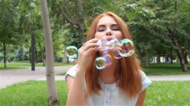 Renkli sabun köpüğü şişirme romantik genç kız. yakın çekim