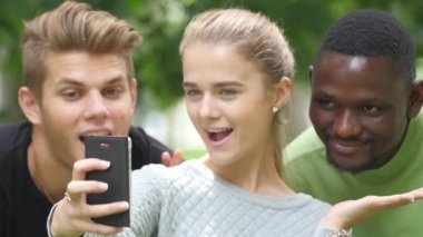 Arkadaşlar Afrika adam kampüs çim, mavi gökyüzünde bir selfie alarak. ağır çekim. yakın çekim