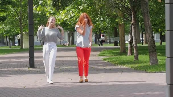 Jonge studenten meisjes plezier in voorjaar park. Slow motion — Stockvideo