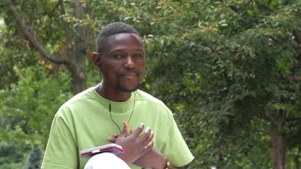 Stylish young african man listens to music. slow motion, close up — Stock Video