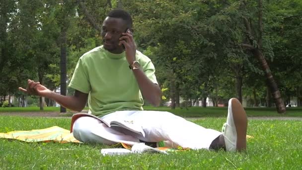Счастливый афроамериканский студент колледжа с телефоном. замедленное движение — стоковое видео