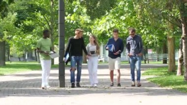 Patika açık Not Defteri ile öğrenci grubu