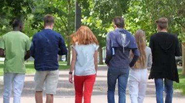 Grup patika açık Not Defteri ile şık öğrenci. Arkadan Görünüm
