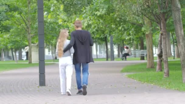 Casal de estudantes apaixonados a ir embora juntos — Vídeo de Stock