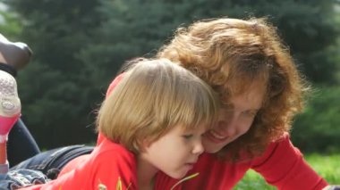güzel anne ve kızı dedikodu çimlere fısıldıyor. Yakın çekim