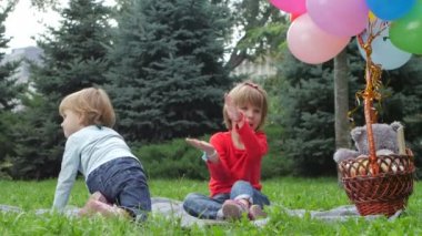 iki küçük kız parkta balon