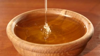 Aşağı akan ahşap kase kaşık kullanarak alma tatlım