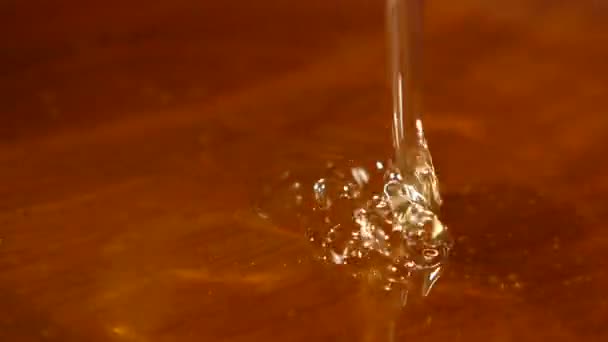 Prendre du miel en utilisant une cuillère dans un bol en bois, couler vers le bas, fermer 