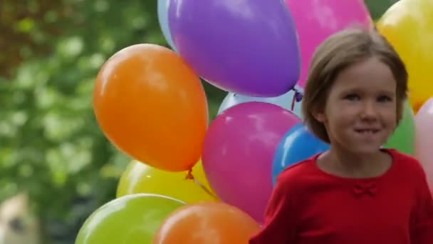 Mädchen rennt mit bunten Luftballons, Zeitlupe. Nahaufnahme — Stockvideo