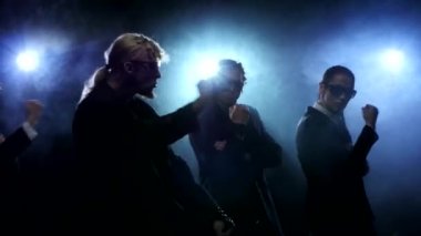 Gece kulübü striptiz dansçısı. Güçlü erkek ve kadın, siluet. yakın çekim, duman