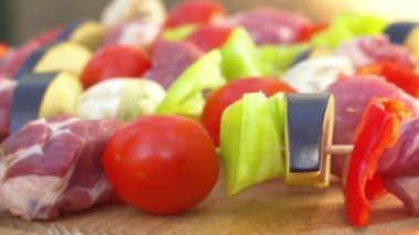 Kesme tahtası, rotasyon, yakın çekim üzerinde barbekü için tavuk, domuz eti ve çeşitli sebzelerden çeşitli et