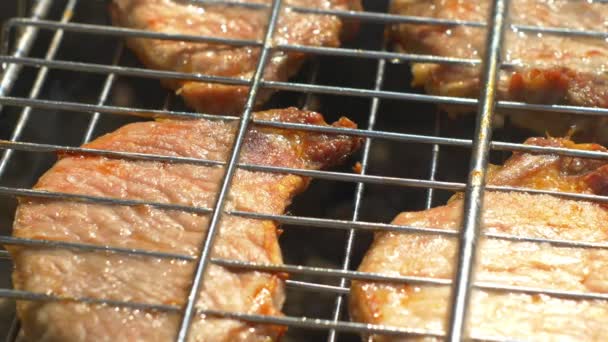 Bifes de porco grelhados sobre chamas e brasas, no braseiro, de perto, cam move-se para a direita — Vídeo de Stock