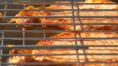 Kömürler üzerinde ızgara sulu domuz biftek dilimleri üst, brazier, makro