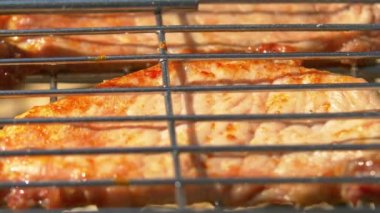 Kömürler üzerinde ızgara sulu domuz biftek dilimleri top, brazier üzerinde, yakın