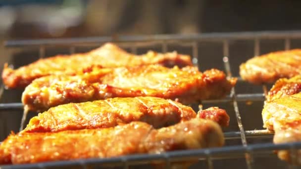 화염과 석탄 위에 구운 돼지 고기 스테이크, 화로에, 슬라이스를 돌려, 가까이 — 비디오