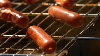 Sıcak ızgara üzerinde Barbekü browned sosis, açmak ve koymak, yakın