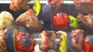 Domates, et, patlıcan ve mantar şiş kebap, barbekü, brazier, yakın pişmiş