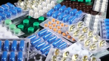 Bazı farklı kontraseptif hapları, rotasyon, yansıma, üst görünüm