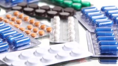 Renkli oral kontraseptif hapları, rotasyon, yansıma, yakın çekim, beyaz