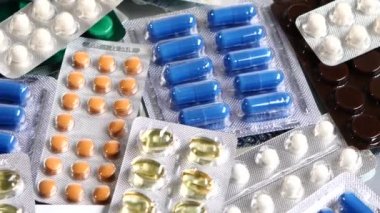 Renkli kontraseptif hapları, rotasyon, yansıma, yakın, üst görünüm