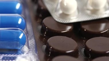 Farklı renkli kontraseptif hapları, rotasyon, yansıma, makro, üst görünümü