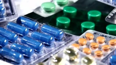 Farklı kontraseptif hapları, rotasyon, yansıma, makro, üst görünüm