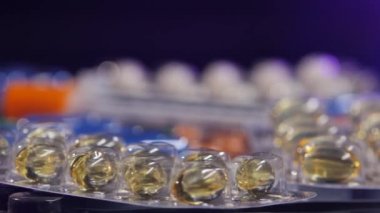 Bazı farklı kontraseptif hapları ve iki şırınga, rotasyon, yansıma, makro, siyah, arka ışık