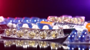 İki şırınga farklı haplar, rotasyon, yansıma, makro, siyah, arka açık kırmızı ve mavi yatıyordu