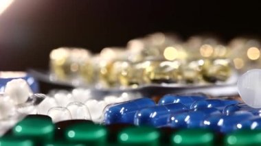 Şırınga iğnesi farklı haplar, rotasyon, yansıma, yakın çekim, siyah, arka ışık üzerine yatıyor