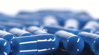 Mavi tıbbi hapgrubu, rotasyon, yakın çekim, beyaz