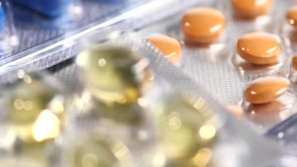 Kolorowe pigułki antykoncepcyjne, obrót, odbicie, makro, widok z góry — Wideo stockowe