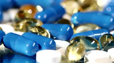 Tıbbi haplar, tabletler ve kapsüller, rotasyon, yansıma, yakın çekim