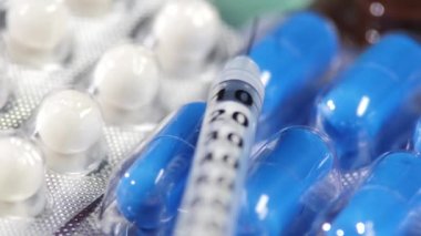 Bazı farklı kontraseptif hapları ve şırınga, odak dinamik değişiklik, yakın çekim