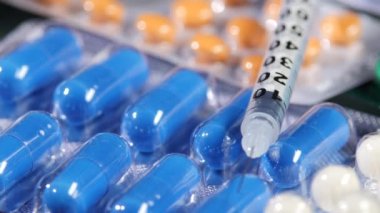 Şırınga ve bazı farklı kontraseptif hapları, yakın çekim, rotasyon