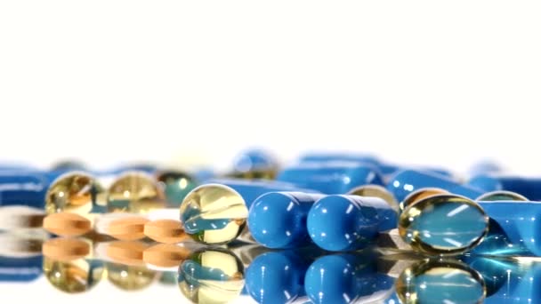 Pílulas médicas, comprimidos e cápsulas, rotação, reflexão, sobre branco — Vídeo de Stock