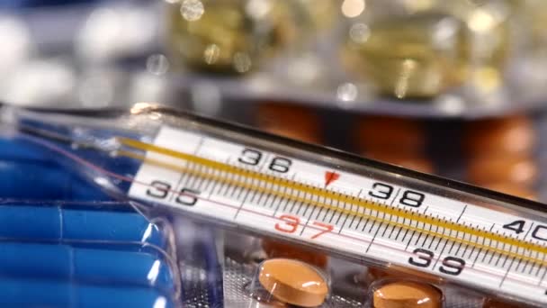 Hőmérő tablettákkal, elforgatás, közelről — Stock videók