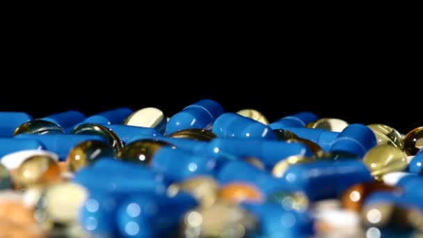 Un sacco di pillole mediche, compresse e capsule, rotazione, su nero — Video Stock