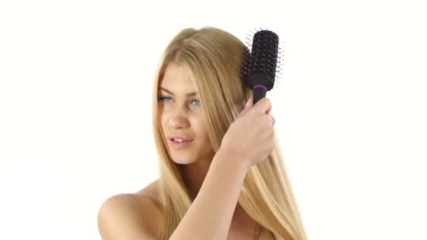 Cabelo. Linda loira escovando seu cabelo. Cuidado com o cabelo. Fechar, casa de banho — Vídeo de Stock