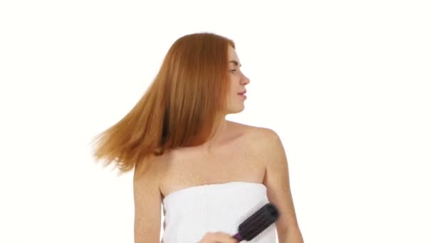 Cabello. Hermosa pelirroja cepillándose el pelo. Cuidado del cabello, baño — Vídeos de Stock