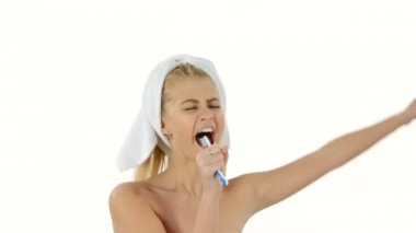 Mutlu güzel kadın diş fırçası, banyo şarkı