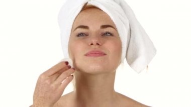 kız yüzünü temiz ve beyaz taze yapma. Yakın çekim, banyo