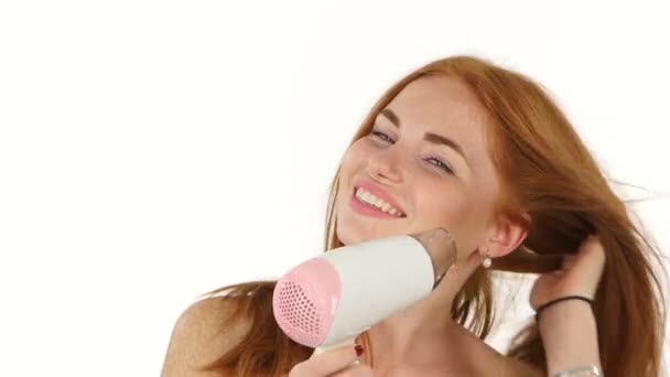 Sonriente chica pelirroja joven cantando secador de pelo blanco, baño, baño — Vídeos de Stock