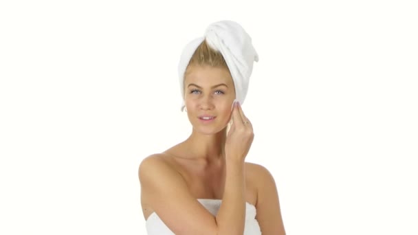 Facendo il suo viso pulito e fresco su bianco, bagno — Video Stock