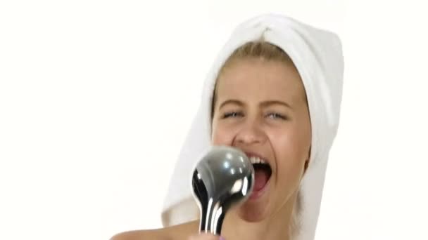 Young woman singing under shower. Close up, bathroom — Stockvideo