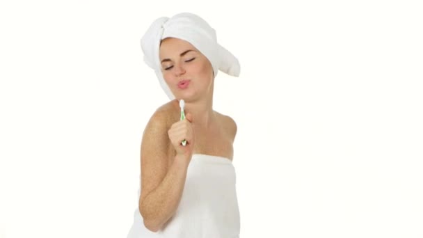 Jolie femme chantant à brosse à dents, salle de bain — Video