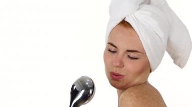 Genç kadının duş altında ağır çekim, yakın şarkı