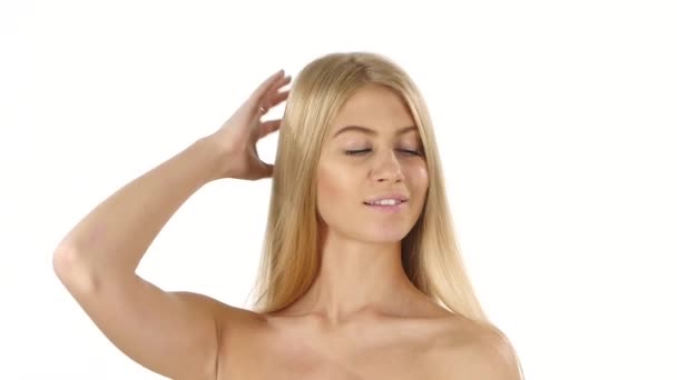 Красивая женщина с длинными прямыми светлыми волосами. замедленное движение, ванная комната — стоковое видео